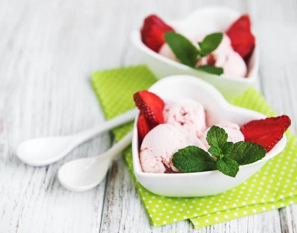 Glace Aux Fraises Dans Bol Forme Coeur Sur Une Table — Photo