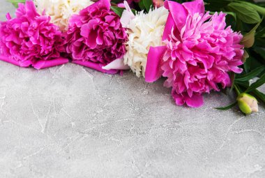 güzel pembe ve beyaz şakayık çiçekleri taş zemin üzerine