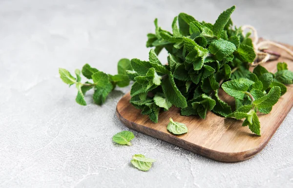 Eski bir ahşap tahta üzerinde taze yeşil nane