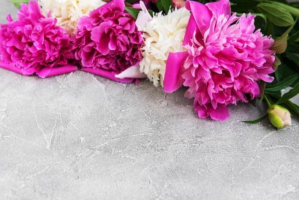 güzel pembe ve beyaz şakayık çiçekleri taş zemin üzerine