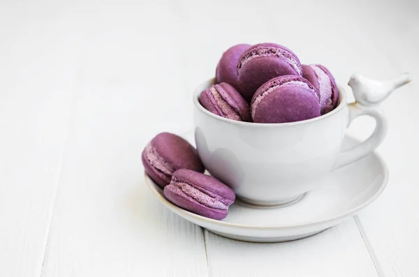 Coupe Avec Des Macarons Violets Doux Sur Fond Pierre — Photo