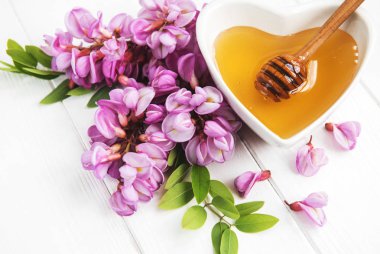 ile akasya çiçekleri ahşap arka plan üzerinde tatlım