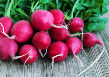 Eski ahşap bir masa üzerinde taze mor turp