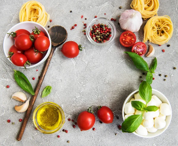 İtalyan gıda maddeleri - makarna, taş zemin üzerine domates