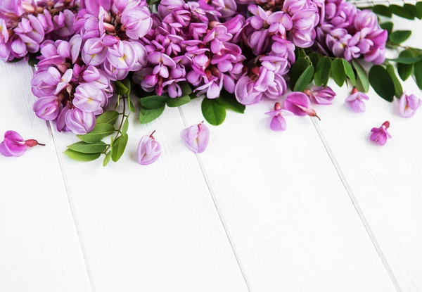 Akasya çiçekler eski ahşap arka plan üzerinde