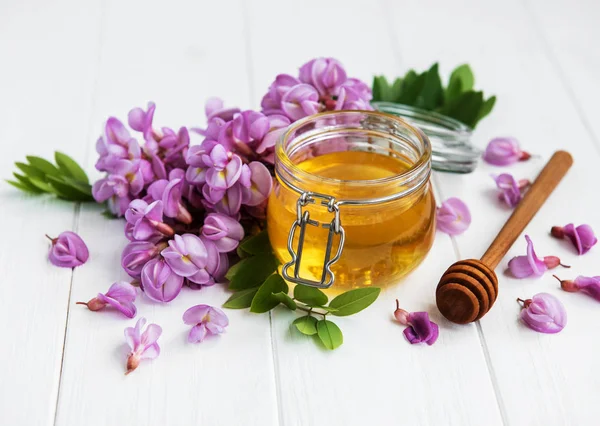 ile akasya çiçekleri Beyaz ahşap zemin üzerinde tatlım