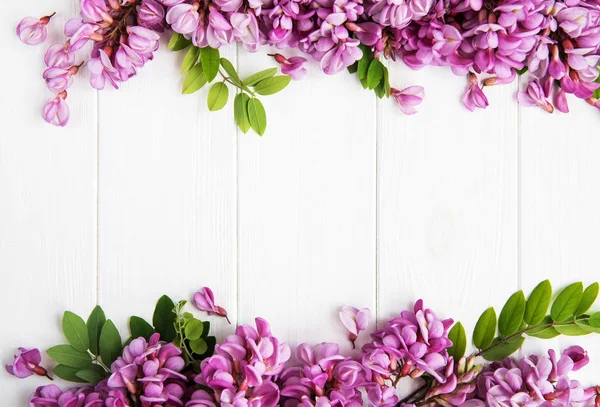 akasya çiçekleri Beyaz ahşap zemin üzerinde