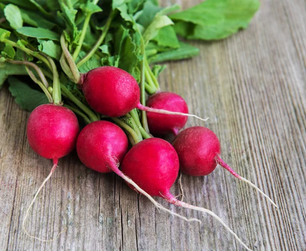 Eski ahşap bir masa üzerinde taze mor turp