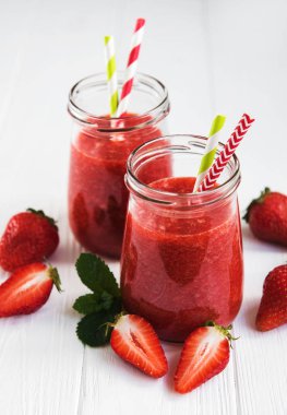 Kavanoz ile ahşap bir masa üzerinde çilek güler yüzlü