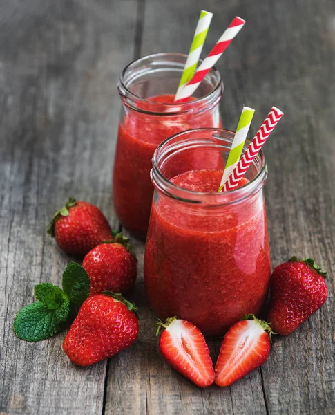 Kavanoz ile ahşap bir masa üzerinde çilek güler yüzlü