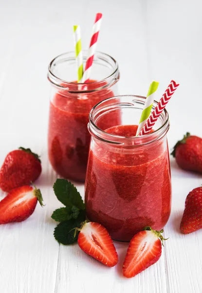 Kavanoz ile ahşap bir masa üzerinde çilek güler yüzlü