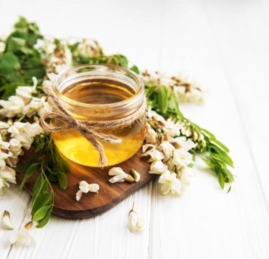 ile akasya çiçekleri ahşap arka plan üzerinde tatlım