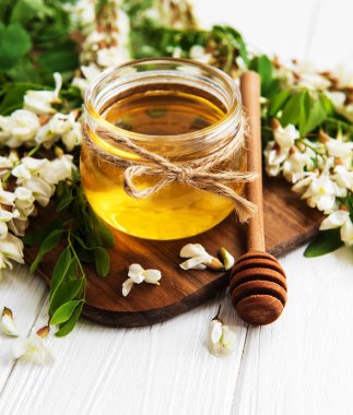 ile akasya çiçekleri ahşap arka plan üzerinde tatlım