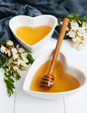 ile akasya çiçekleri ahşap arka plan üzerinde tatlım