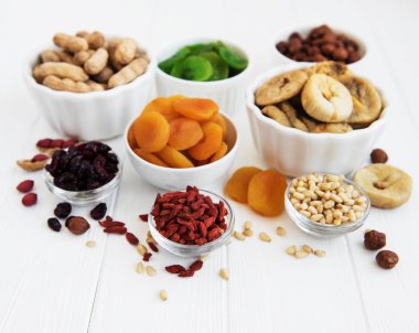 Karışık Kuruyemiş eski bir beyaz ahşap tablo