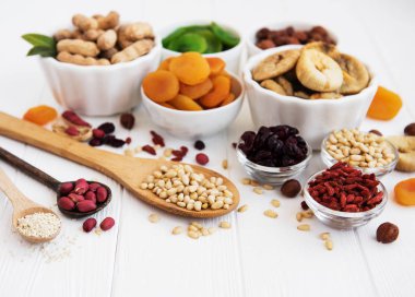 Karışık Kuruyemiş eski bir beyaz ahşap tablo