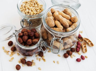 Fındık üzerinde karışık bir eski bir ahşap tablo