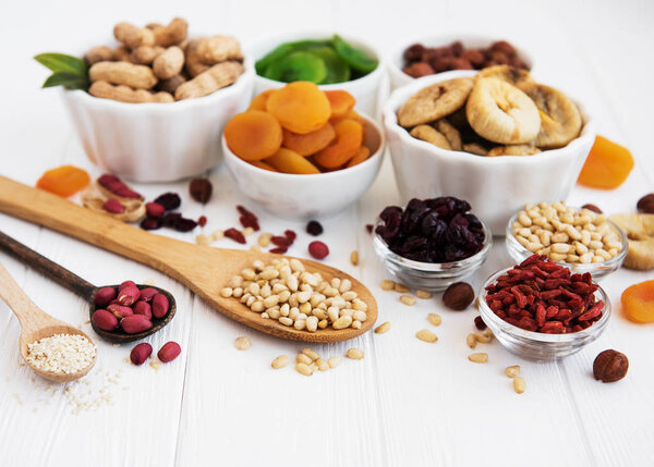 Смешанные сухофрукты на старом белом деревянном столе
