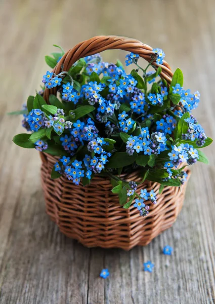 Olvídame Flores Cesta Mesa Vieja —  Fotos de Stock