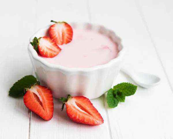 Ciotola Con Yogurt Alla Fragola Tavolo Legno Bianco — Foto Stock