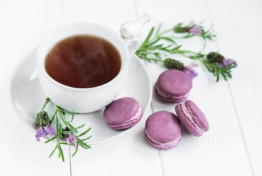 Fincan çay ve bir tablo taze lavanta ile macarons