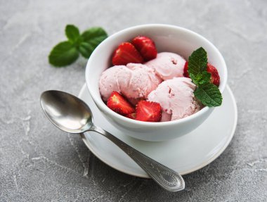 Çilekli dondurma taş zemin üzerine