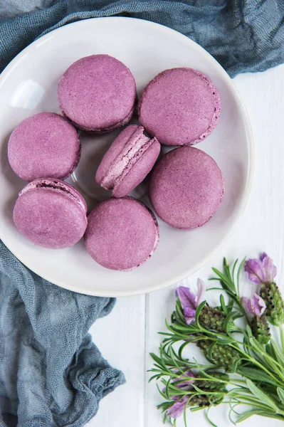 Tallrik Med Lavendel Macarons Vit Trä Bord — Stockfoto