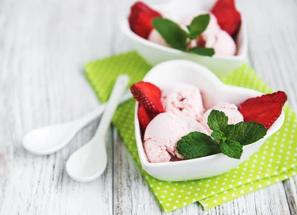 Glace Aux Fraises Dans Bol Forme Coeur Sur Une Table — Photo