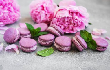 Bir taş zemin üzerine macarons ile pembe şakayık