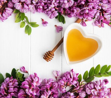 ile akasya çiçekleri ahşap arka plan üzerinde tatlım