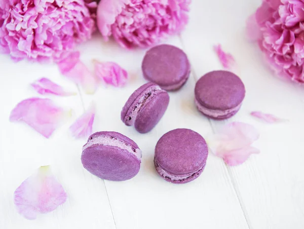 Rosa Pfingstrose Mit Macarons Auf Einem Weißen Holztisch — Stockfoto