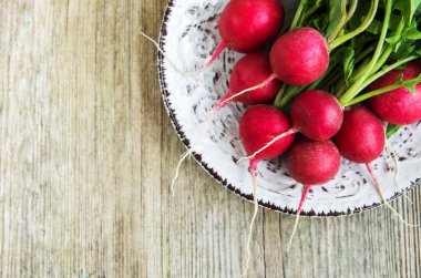 turp ahşap masanın üzerine bir sürü