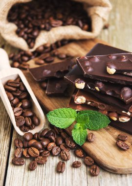 Eski ahşap bir masa çikolata ve kahve fasulye