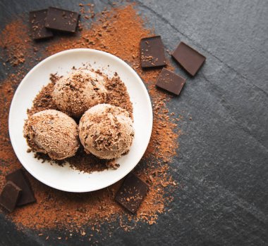 Siyah arka planda çikolatalı dondurma.