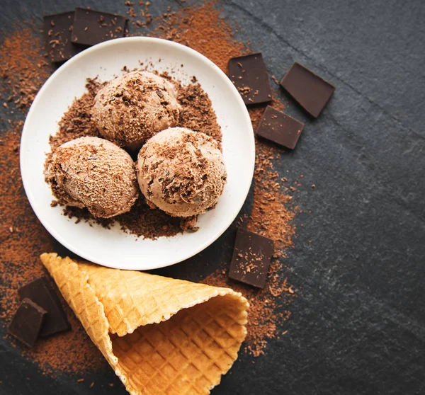 Siyah arka planda çikolatalı dondurma.