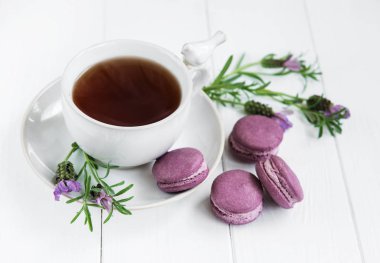 Fincan çay ve bir tablo taze lavanta ile macarons