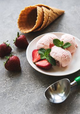 Çilekli dondurma ve waffle koni taş zemin üzerine