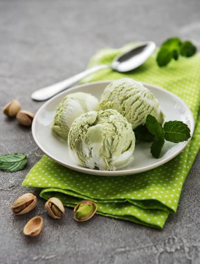 Fıstıklı dondurma ve nane ile taş zemin üzerine Antep fıstığı