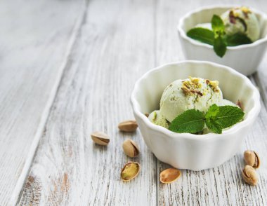 Fıstıklı dondurma ve nane ile eski bir ahşap zemin üzerine Antep fıstığı