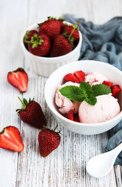 老木背景草莓冰淇淋 — 图库照片