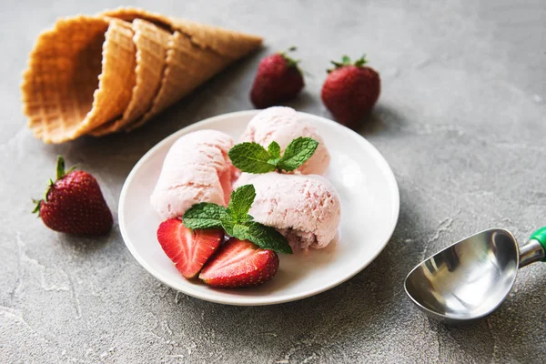 Çilekli dondurma ve waffle koni taş zemin üzerine