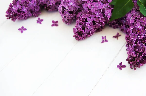 Beyaz ahşap zemin üzerinde Eflatun çiçekler