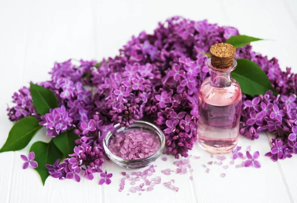 Spa ürünleri, tuz ve yağ ve Lila çiçek