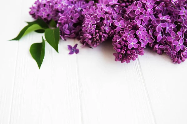 Beyaz ahşap zemin üzerinde Eflatun çiçekler