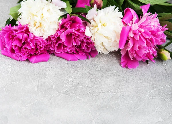 güzel pembe ve beyaz şakayık çiçekleri taş zemin üzerine