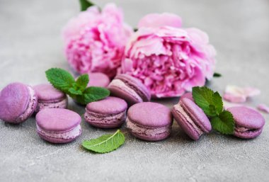 Bir taş zemin üzerine macarons ile pembe şakayık