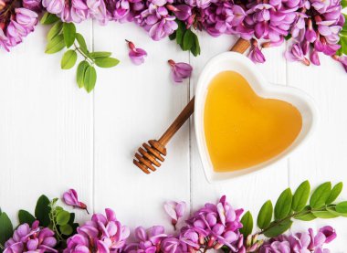 ile akasya çiçekleri ahşap arka plan üzerinde tatlım