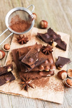 Çikolata ve fındık eski bir ahşap tablo