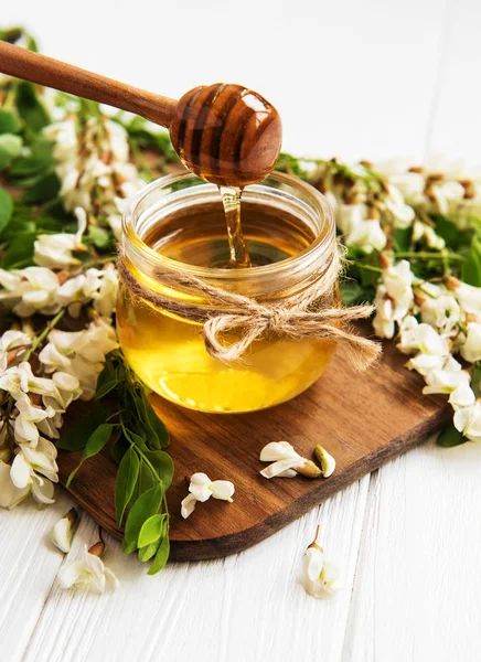 ile akasya çiçekleri ahşap arka plan üzerinde tatlım