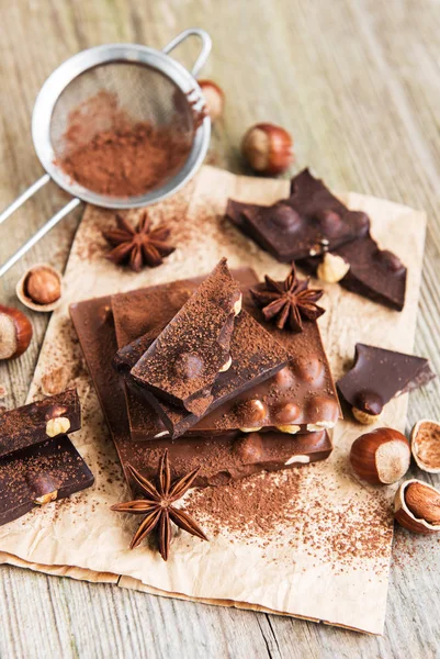 Çikolata ve fındık eski bir ahşap tablo